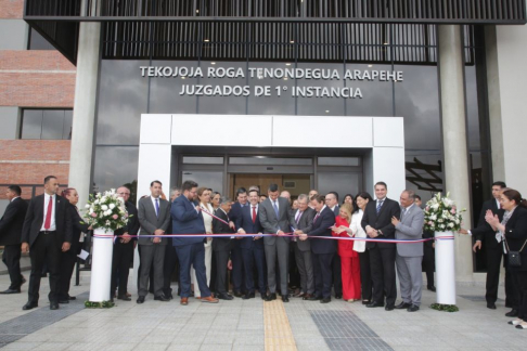 Autoridades Judiciales realizaron el tradicional corte de cinta durante la inauguración de la sede que fortalecerá la prestación del servicio de justicia en Fernando de la Mora.