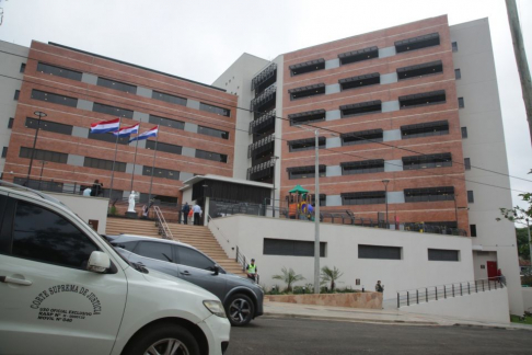 La nueva sede de los Juzgados de Primera Instancia de Fernando de la Mora cuenta con 15.210 metros cuadrados de superficie cubierta, diseñada para mejorar las condiciones de atención y prestación del servicio de justicia.