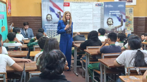 La disertación de la charla educativa estuvo a cargo doctora Gloria Benítez, miembro del Tribunal de Apelación de la Niñez y la Adolescencia de la Capital.