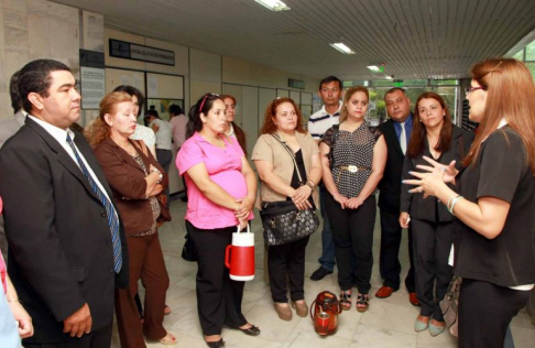 La doctora Marta Machuca informando a los estudiantes del sistema de presentación de expedientes.