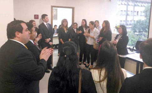 Estudiantes llegaron hasta la sede de la Dirección del Registro de Automotores.