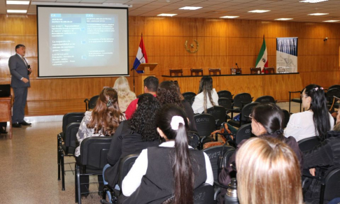 El dr. Camilo Torres, miembro del Tribunal de Apelación en lo Penal y coordinador de la Oficina Técnica Penal Juvenil, tuvo a su cargo el desarrollo del Módulo IV del Diplomado en Derecho Penal y Procesal Penal, en el Palacio de Justicia de Encarnación.