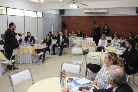 La modalidad usada es el discurso dirigido por los disertantes para los participantes.