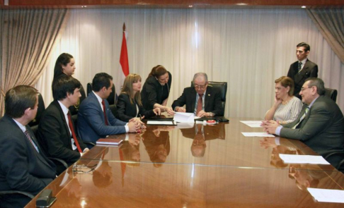 El acuerdo interinstitucional fue suscrito por el presidente de la Corte Suprema de Justicia, doctor Raúl Torres Kirmser, junto con los ministros Antonio Fretes y Gladys Bareiro de Módica, en representación de la máxima instancia judicial.