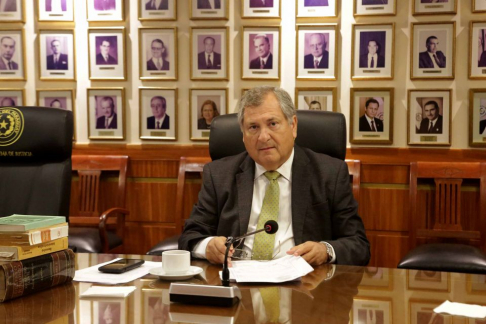 El ministro doctor Eugenio Jiménez Rolón formalizó la donación de 145 volúmenes para la Biblioteca Jurídica Bernardino Caballero del Poder Judicial, realizada por los herederos del profesor doctor Óscar Idilio Bogado Fleitas.