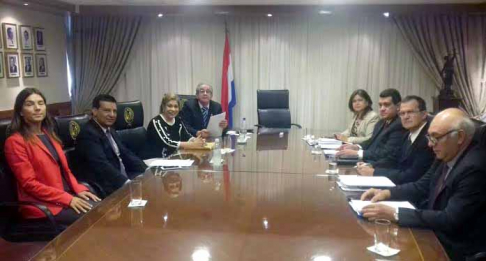 Reunión entre la ministra Gladys Bareiro de Módica, superintendente de la Circunscripción Judicial de Alto Paraná; el ministro José Raúl Torres Kirmser, del Consejo de Administración de la Corte; y el diputado Ramón Romero Roa.
