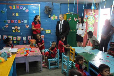 Los directivos, profesores y alumnos se mostraron muy agradecidos por los obsequios recibidos.
