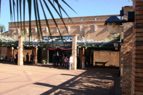 Fachada del Palacio de Justicia de Caacupé.