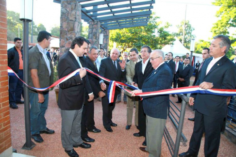 Momento en que las autoridades nacionales proceden a desatar la cinta.