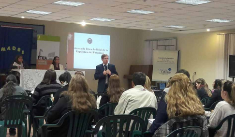 Debate durante el conversatorio sobre el Sistema de Ética Judicial.