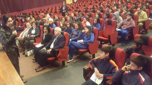 La camarista María Eugenia de Allen, dialogando con los jóvenes estudiantes.