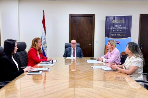 Reunión del ministro de la Corte Suprema, doctor César Diesel, con integrantes del Consejo de Administración de la Circunscripción Judicial de Alto Paraná.