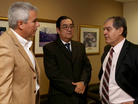 Abogado Arnaldo González Villalba, director de la Dirección de Marcas y Señales de Ganado, y representantes de la Asociación Rural del Paraguay, el ingeniero Fidel Zavala, vicepresidente primero, y el doctor Manuel Riera Escudero.