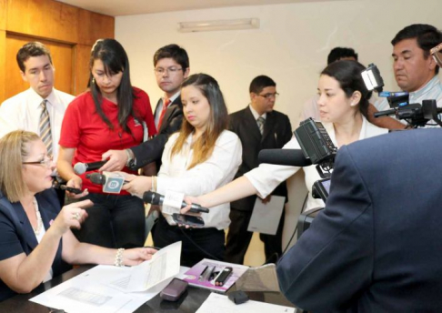 La jefa de la Oficina de Antecedentes Judiciales brindando explicaciones a los periodistas acreditados en el Poder Judicial.
