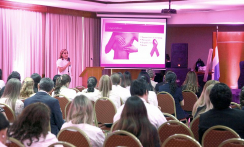 Durante el cierre la doctora Sady Samaniego habló sobre la importancia de la detección precoz del cáncer de mamas.