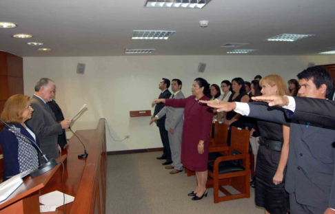 Momento del juramento de rigor de los magistrados, defensores públicos y agente fiscal ante las autoridades judiciales