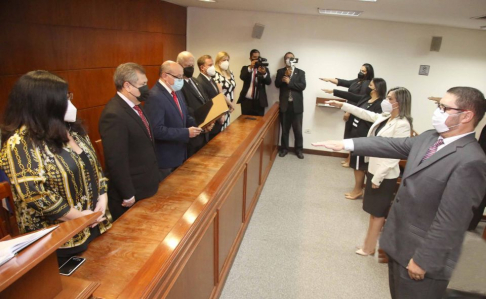 Juraron ante las autoridades 6 magistrados y 3 agentes fiscales en el Palacio de Justicia de Asunción.
