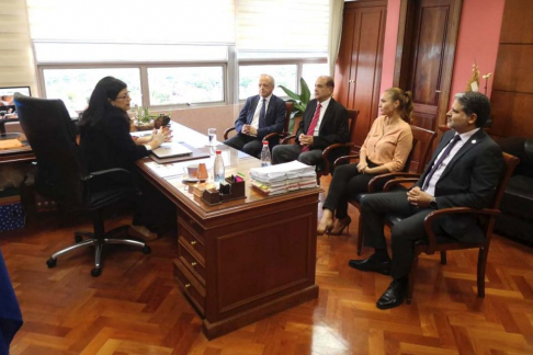 El encuentro se desarrolló en el despacho de la ministra.