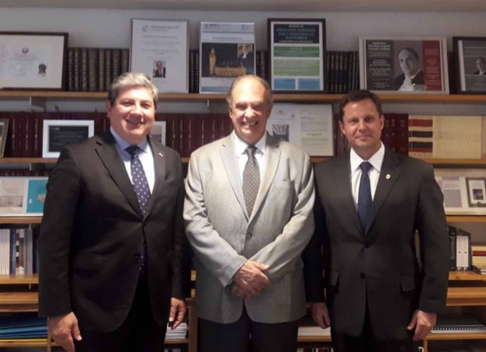 El ministro Julio Duarte Van Humbeck junto al juez Cançado Trindade y el ministro Martínez Simón.
