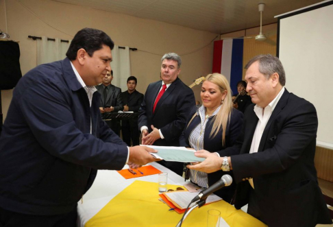 El presidente, Eugenio Jiménez Rolón, recibe de manos del diputado Marcelo Salinas las escrituras de propiedad donada por la Municipalidad de MRA al Poder Judicial para la construcción de juzgados.