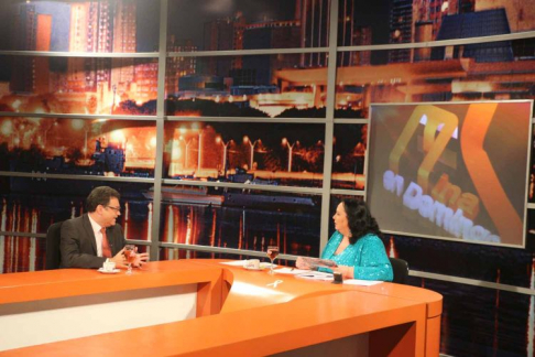 El doctor Humberto Sierra, presidente de la Corte IDH, junto a la periodista Mina Feliciángeli durante la entrevista televisiva.