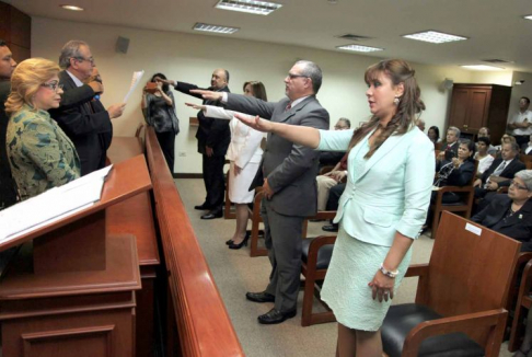 El juramento se realizó en presencia del presidente de la Corte Suprema, doctor José Raúl Torres, las vicepresidentas Alicia Pucheta de Correa y Gladys Bareiro de Módica y el ministro Sindulfo Blanco.