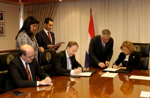 Firma del convenio entre la presidenta Alicia Pucheta de Correa y el presidente del Banco Central del Paraguay, Carlos Fernández Valdovinos.