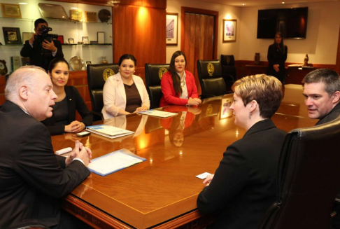 El titular de la Corte, doctor Luis María Benítez Riera, conversando con la presidenta de la Cámara Junior Internacional, Dawn Hetzel.
