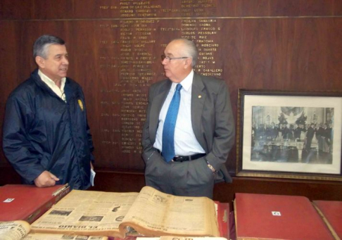 El ministro de la CSJ Miguel Bajac, junto al coronel (S.R.) Elio Antonio Flores observando el estado de los periódicos de la Guerra del Chaco.