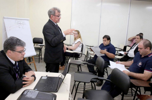 El licenciado Miguel Ángel Basualdo, director general de Auditoría Interna (DGAI), estuvo como instructor del curso para administradores de contratos.