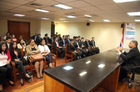 Estudiantes del séptimo semestre de la Universidad Nacional filial Benjamín Aceval en el Palacio de Justicia.