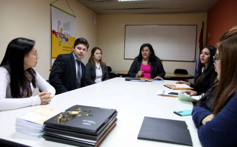 Los estudiantes de la Universidad Americana visitaron durante el recorrido la Oficina de Ética Judicial.