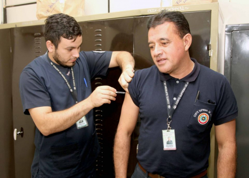 La jornada de vacunación se lleva a cabo en el Departamento de Medicina del Poder Judicial de Asunción.