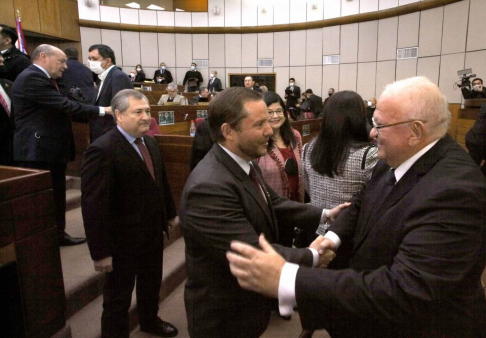 El vicepresidente primero de la CSJ, Alberto Martínez Simón saluda al ministro del TSJE, Jorge Bogarín