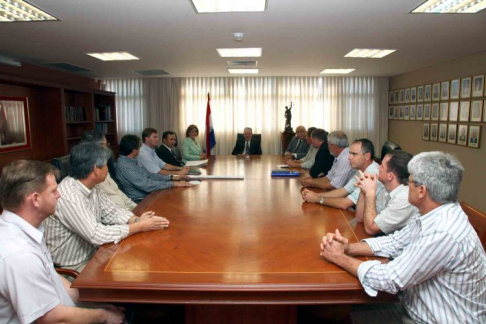 Momento de la reunión entre miembros de la Coordinadora Agrícola del Paraguay-Alto Paraná y los ministros de la máxima instancia judicial
