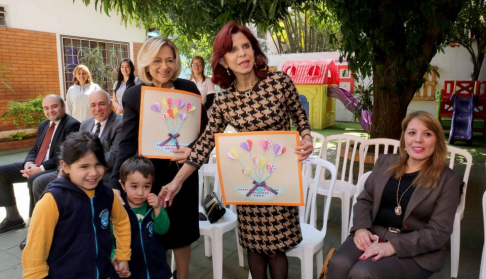 La presidenta de la Corte, Alicia Pucheta y la ministra Myriam Peña, recibieron obsequios de los niños de la guardería.