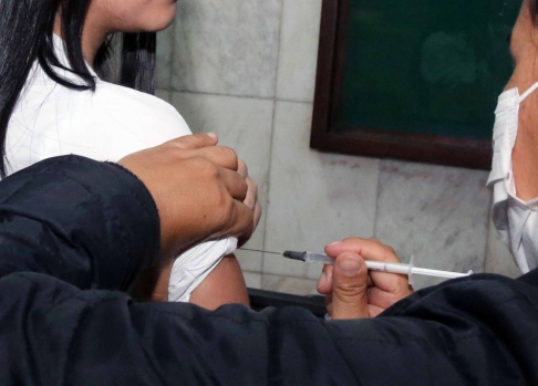 Inmunizaron contra covid-19 e influenza en sede judicial de Asunción.