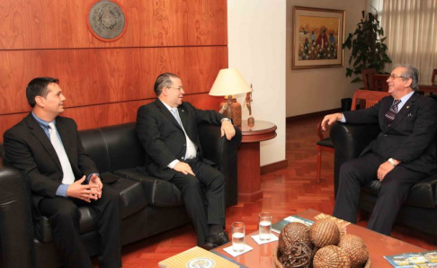 Momento de la reunión entre el titular de la Corte Suprema de Justicia, doctor José Raúl Torres Kirmser y el embajador de la OEA, Diego Paz Bustamante