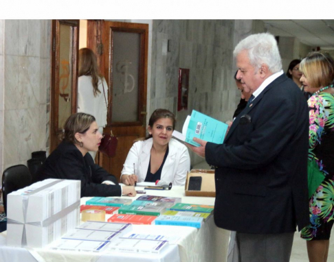 La actividad de feria y  venta de libros de carácter judicial se desarrolló esta mañana frente al Salón Auditorio del Palacio de Justicia de Asunción.