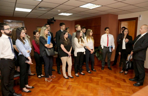 El titular de la Corte Suprema doctor Luis María Benítez Riera recibió a los visitantes en su despacho