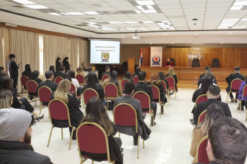 Alumnos de la Facultad de Ciencias Jurídicas de la Universidad Nacional de Itapúa visitaron el Palacio de Justicia de Asunción.