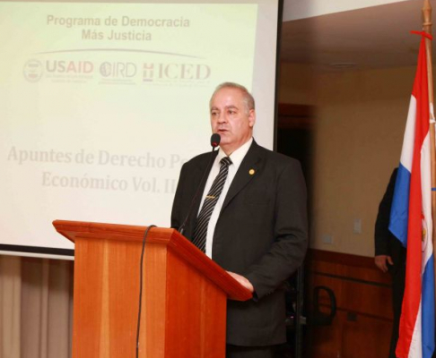 El ministro Luis Benítez Riera valoró la importancia del libro para la mejor interpretación de los delitos económicos.