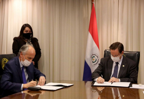 Representante del Banco  Río SAECA junto al Presidente de la Corte Suprema de Justicia, doctor Alberto Martínez Simón, durante firma de convenio. 