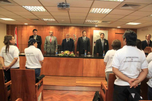 Momento del inicio del juramento de voluntarios de Justicia efectuada en el Palacio de Justicia de Asunción