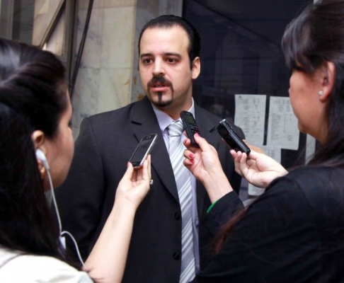 Abogado Gonzalo Sosa Nicoli, director de la Oficina de Ética Judicial, durante la conferencia de prensa.