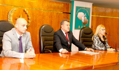 El disertante Prof. Dr. Manuel Guanes Nicoli, el presidente de la AJP, Delio Vera Navarro, y la coordinadora académica, Mirtha González de Caballero.
