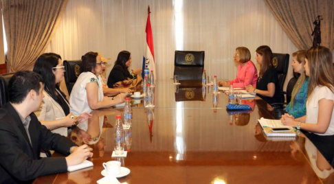 El encuentro entre las autoridades judiciales y representantes de Amnistía Internacional – Sección Paraguaya tuvo como objetivo tratar temas referentes a la implementación de la Ley N° 5.777/16.
