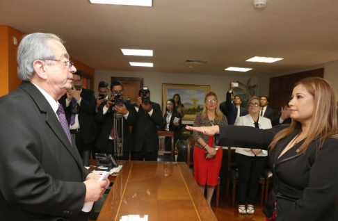 El presidente de la Corte Suprema de Justicia, Raúl Torres Kirmser, tomó juramento a la jueza Mercedes Carolina Aguirre Ugarte.