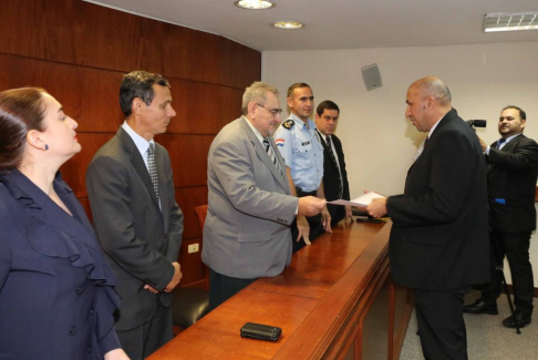 El ministro de la Corte Suprema de Justicia, Antonio Fretes, hizo entrega de los cerificados a conductores dignatarios de la CSJ.