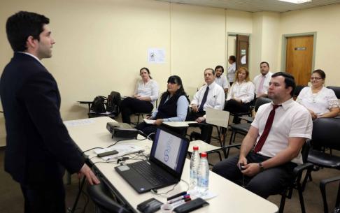 El abogado Juan Ángel Santacruz instruyendo a los funcionarios de la Contraloría Interna. 